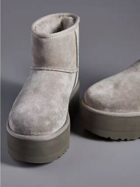 NWT UGG CLASSIC MINI PLATFORM BOOTS